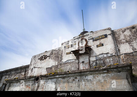 St. Petersburg, Russland - Juli 5, 2014: Fassade des alten, verlassenen Bunker aus dem Zweiten Weltkrieg Zeitraum auf der Insel im Golf von Finnland in der Nähe von Sankt Petersburg in Rus Stockfoto