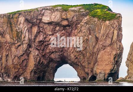 Kanada, Provinz Quebec, GaspŽsie, ële - Bonaventura und Rochre-Perc Ž Nationalpark, Rocher PercŽ (88 m) ist eine felsige Insel mit steilen Klippen mit einer spektakulären Natural Arch, in den Golf von St. Laurent River befindet sich im äußersten Osten des GaspŽsie Halbinsel, mit Blick auf das Dorf PercŽ Stockfoto