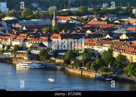 Deutschland, Bayern, Oberfranken Region, Würzburg, Blick von der Festung Marienberg in Würzburg mittelalterliche Stadt, St. Gertraud Kirche, Weinberg und Main Banken Stockfoto