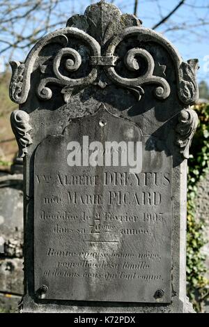 Frankreich, Franche-Comté, Besancon, Anne Frank Straße, Jüdischer Friedhof, alte Stele Stockfoto