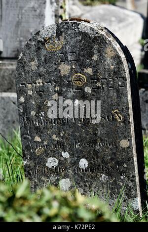 Frankreich, Franche-Comté, Besancon, Anne Frank Straße, Jüdischer Friedhof, alte Stele Stockfoto