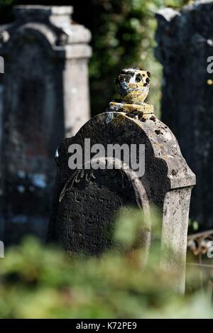 Frankreich, Franche-Comté, Besancon, Anne Frank Straße, Jüdischer Friedhof, alte Stele Stockfoto