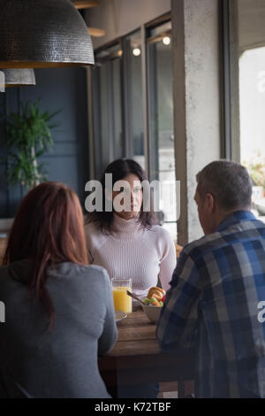 Geschäftsfrau diskutieren mit Kollegen im Büro Cafeteria Stockfoto