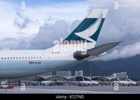 Cathay Pacific bürsten Logo auf dem Schwanz von einem Flugzeug auf der Rollbahn, Hong Kong International Airport Lap Kok prüfen. Jayne Russell/Alamy Stock Foto Stockfoto