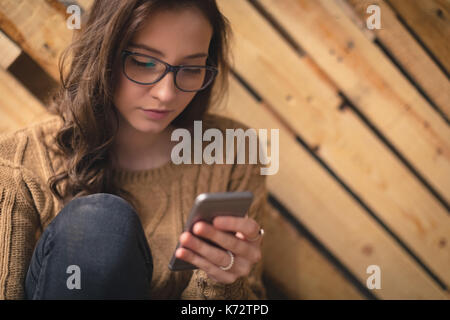 Schöne Frau mit Handy in CafÃƒÂ © Stockfoto
