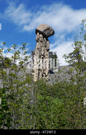 Blick auf die geologische Formation 'les demoiselles coiffees' in der Nähe des Sees von Serre-Poncon, in Südfrankreich. Stockfoto