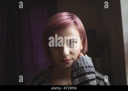 Porträt der jungen Frau in gefärbten Haaren zu Hause Stockfoto