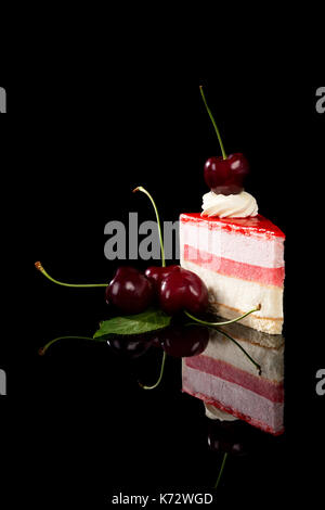 Sweet cherry Cake mit Kirschen auf schwarzem Hintergrund mit Reflexion isoliert. Stockfoto