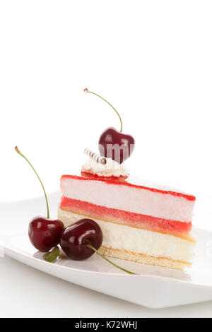 Köstlich süßen Kirschtorte mit Kirschen auf weiße Platte. Auf weissem Hintergrund Stockfoto