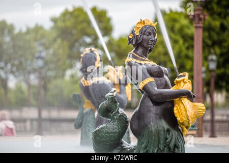 Nahaufnahme der Fontaine des Mers auf dem Place de la Concorde in Paris, Frankreich Stockfoto