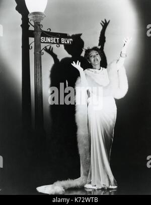 Sunset Boulevard Jahr: 1950 USA Regie: Billy Wilder Gloria Swanson. Es ist verboten, das Foto aus dem Kontext der Förderung der Film zu reproduzieren. Es muss den Film Company und/oder der Fotograf durch/über die durch den Film Unternehmen erlaubt autorisierten oder zugewiesenen gutgeschrieben. Zur redaktionellen Verwendung eingeschränkt. Foto 12 wird keine Werbung Rechte der Personen vertreten. Stockfoto