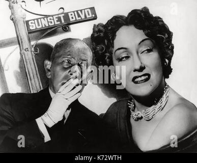 Sunset Boulevard Jahr: 1950 USA Regie: Billy Wilder Erich von Stroheim, Gloria Swanson. Es ist verboten, das Foto aus dem Kontext der Förderung der Film zu reproduzieren. Es muss den Film Company und/oder der Fotograf durch/über die durch den Film Unternehmen erlaubt autorisierten oder zugewiesenen gutgeschrieben. Zur redaktionellen Verwendung eingeschränkt. Foto 12 wird keine Werbung Rechte der Personen vertreten. Stockfoto