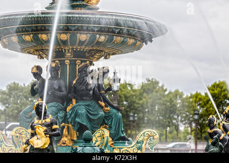 Nahaufnahme der Fontaine des Mers auf dem Place de la Concorde in Paris, Frankreich Stockfoto