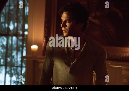 Die der Vampire Diaries TV-Serie 2009 - USA von Julie Plec, Kevin Williamson 2016 Staffel 7, Folge 11: Dinge, die wir im Feuer Direktor verloren: Paul Wesley Ian Somerhalder. Es ist verboten, das Foto aus dem Kontext der Förderung der Film zu reproduzieren. Es muss den Film Company und/oder der Fotograf durch/über die durch den Film Unternehmen erlaubt autorisierten oder zugewiesenen gutgeschrieben. Zur redaktionellen Verwendung eingeschränkt. Foto 12 wird keine Werbung Rechte der Personen vertreten. Stockfoto