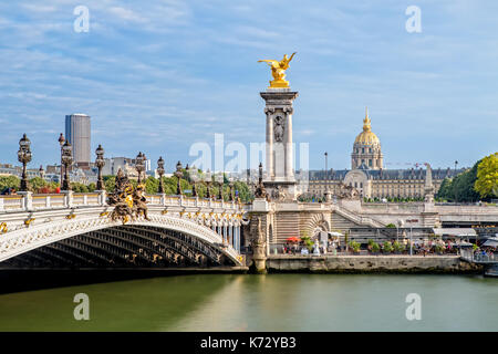 Pont Alexandre III und dem Hôtel des Invalides Stockfoto