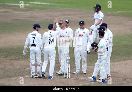 Essex' Simon Harmer feiert die wicket von Warwickshire Chris Woakes mit Teamkollegen während der specsavers County Championship match bei Edgbaston, Birmingham. Stockfoto