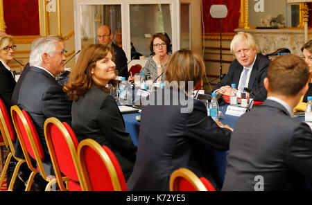 Außenminister Boris Johnson (Mitte rechts) und die US-Außenministerin Rex Tillerson (3. links) im Lancaster House in London. Stockfoto