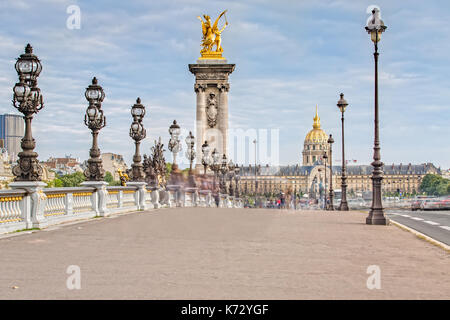 Pont Alexandre III und dem Hôtel des Invalides Stockfoto