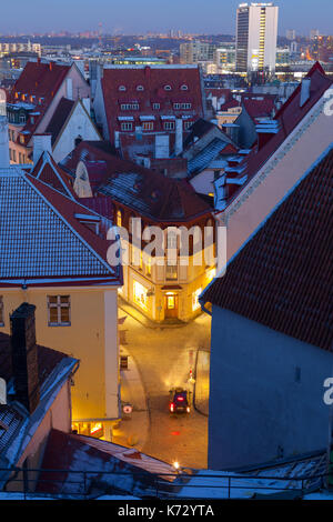 TALLINN, Estland - 20 Dezember, 2016: Spannende Winter Blick auf Nacht Altstadt. Antenne über schmale Straße. Stockfoto