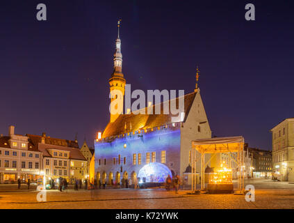 TALLINN, Estland - 20 Dezember, 2016: Spannende Winter Blick auf Nacht Altstadt. Rathaus beleuchteten Platz. Stockfoto