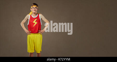Eine dünne, lustiger Kerl in Sportkleidung und Gläser. Stockfoto