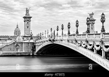 Pont Alexandre III und dem Hôtel des Invalides Stockfoto