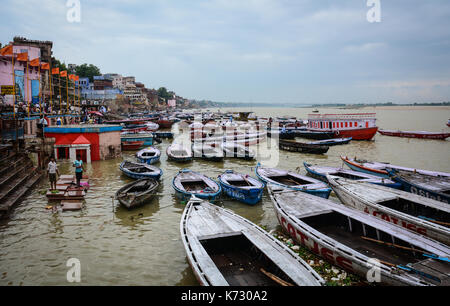 Varanasi, Indien - May 11, 2015. Boote aus Holz am Ganges in Varanasi, Indien. Varanasi auch Benares oder Kashi ist eine Stadt am Ufer des Stockfoto