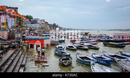 Varanasi, Indien - May 11, 2015. Landschaft der Ganges in Varanasi, Indien. Varanasi auch Benares oder Kashi ist eine Stadt an den Ufern des Ga Stockfoto