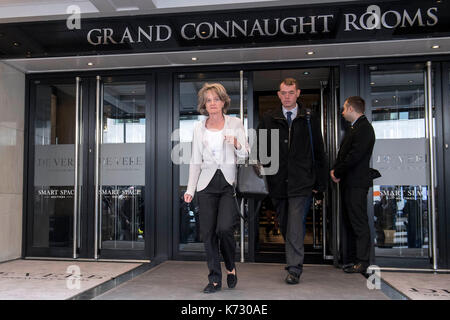 Elizabeth Campbell, Leiterin des Kensington and Chelsea Council nach der ersten Vorverhandlung im Grenfell Tower, in den Connaught Rooms im Zentrum von London. Stockfoto