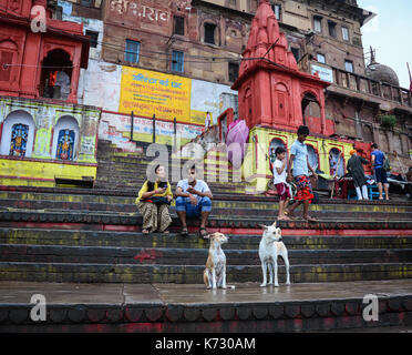 Varanasi, Indien - May 11, 2015. Indische Leute auf den ghats, Böschungen in Schritten von Steinplatten entlang des Ganges River Bank, wo Pilger perfor gemacht Stockfoto