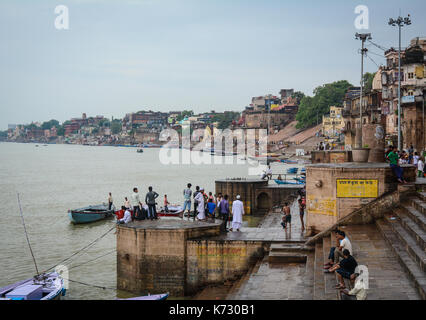 Varanasi, Indien - May 11, 2015. Landschaft des Ganges bei Sonnenuntergang in Varanasi, Indien. Varanasi auch Benares oder Kashi ist eine Stadt am Ufer Stockfoto