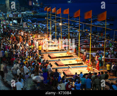 Varanasi, Indien - May 11, 2015. Indischen Brahmanen führt religiösen Ganga Maha Aarti Zeremonie (feuerpuja) an Dashashwamedh Ghat in Varanasi, Indien. Stockfoto