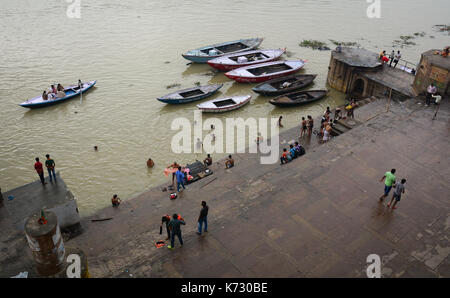 Varanasi, Indien - May 11, 2015. Genießen am Ganges Ufer in Varanasi, Indien. Varanasi auch bekannt als Banaras ist eine Stadt am Ufer des Th Stockfoto