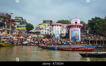 Varanasi, Indien - 12 Jul, 2015. Landschaft des Ganges Ufer in Varanasi, Indien. Varanasi ist eine der faszinierendsten Orte auf der Erde, surpris Stockfoto