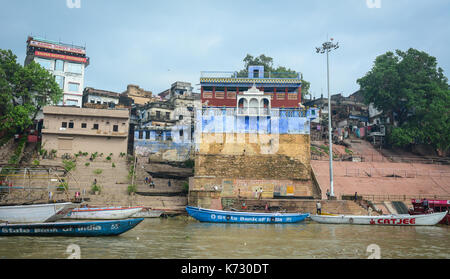 Varanasi, Indien - 12 Jul, 2015. Landschaft des Ganges mit Booten in Varanasi, Indien. Varanasi ist eine der faszinierendsten Orte auf der Erde, Stockfoto