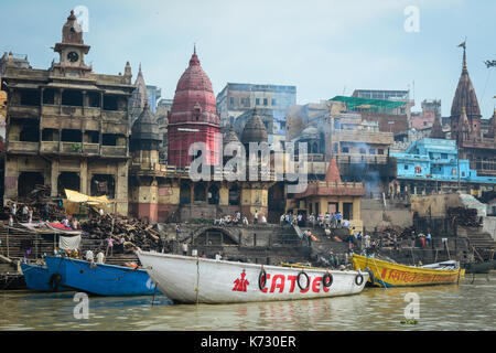 Varanasi, Indien - 12 Jul, 2015. Burning ghats am Ufer des Ganges in Varanasi, Indien. Varanasi oder Benares, (auch bekannt als Kashi) ist eine der ol Stockfoto