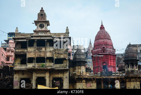 Varanasi, Indien - 12 Jul, 2015. Alte ghats am Ufer des Ganges in Varanasi, Indien. Varanasi, auch als Kashi und Benares, bekannt ist, ist das kulturelle c Stockfoto