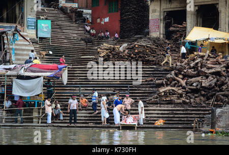 Varanasi, Indien - 12 Jul, 2015. Burning ghats am Ufer des Ganges in Varanasi, Indien. Varanasi, auch als Kashi und Benares, bekannt ist, ist das kulturelle c Stockfoto