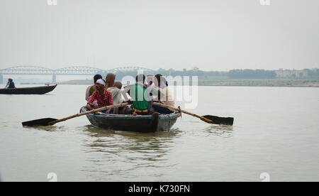 Varanasi, Indien - 12 Jul, 2015. Touristische Bootsfahrt auf dem Ganges in Varanasi, Indien. Varanasi, auch als Kashi und Benares, bekannt ist, ist das kulturelle Kopf Stockfoto