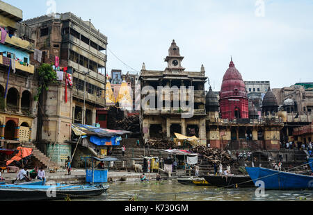 Varanasi, Indien - 12 Jul, 2015. Burning ghats am Ufer des Ganges in Varanasi, Indien. Varanasi (Benares) ist eine der ältesten ununterbrochen bewohnten Stockfoto