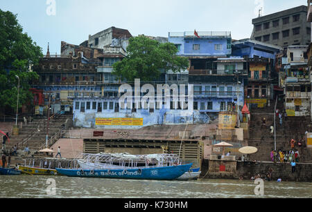 Varanasi, Indien - 12 Jul, 2015. Alte ghats am Ufer des Ganges in Varanasi, Indien. Varanasi (Benares) ist eine der ältesten ununterbrochen bewohnten Stockfoto