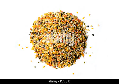 Stapel von Schwarz, Orange und gelbe Linsen isoliert auf weißem Hintergrund Stockfoto