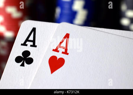 Paar Asse Poker Hand schließen. Stapel von Poker chips für den Hintergrund. Stockfoto