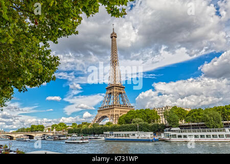Blick auf den Eiffelturm in Paris. Stockfoto