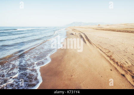 Einen fantastischen Blick auf die Küste mit gelben Sand und blauem Wasser Stockfoto