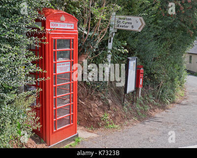 Ein vintage Telefonzelle Gehäuse Bücher für den Austausch zwischen Menschen auf einer informellen Basis Stockfoto