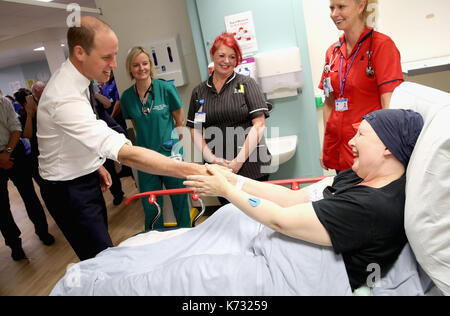 Der Herzog von Cambridge Chats mit Krebspatienten heidnischen Tordengrav bei seinem Besuch in Aintree University Hospital, wo er offiziell die neue Urgent Care und Trauma Center eröffnet. Stockfoto