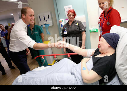 Der Herzog von Cambridge Chats mit Krebspatienten heidnischen Tordengrav bei seinem Besuch in Aintree University Hospital, wo er offiziell die neue Urgent Care und Trauma Center eröffnet. Stockfoto