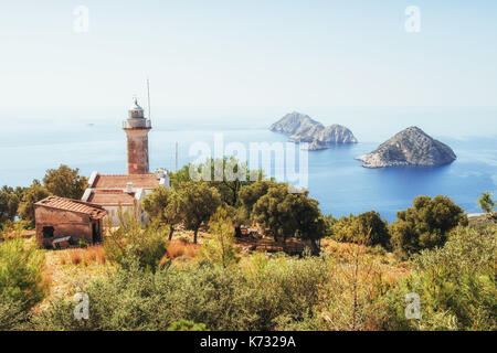 Leuchtturm Gelidonya Halbinsel im Frühjahr. Schöne Landschaften im Freien in der Türkei und in Asien. Die Landschaft im Mittelmeerraum. Stockfoto