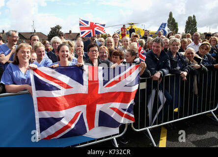 Krankenhauspersonal Sammeln der Herzog von Cambridge bei seinem Besuch in Aintree University Hospital, wo er offiziell die neue Urgent Care und Trauma Center eröffnet. Stockfoto